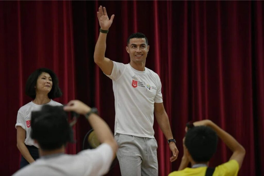 Cristiano Ronaldo lets his hands do the talking in game of padel at VJC